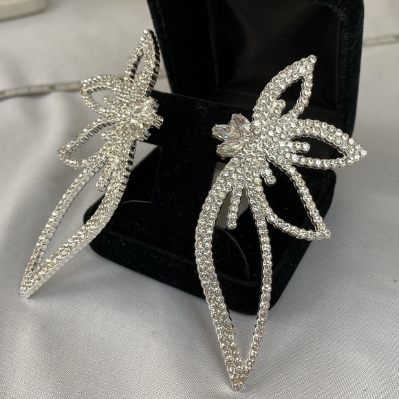 Gorgeous bold rhinestone leaf earrings - Picture 3 of 4